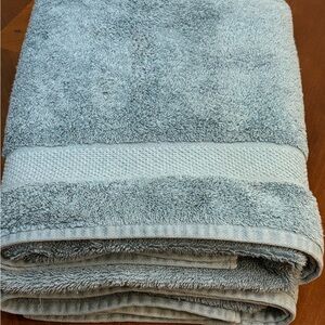 Canon Elegant Gray Bath Towel